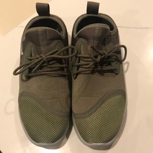 Nike Lunarsolo 8.5 olive sneakers